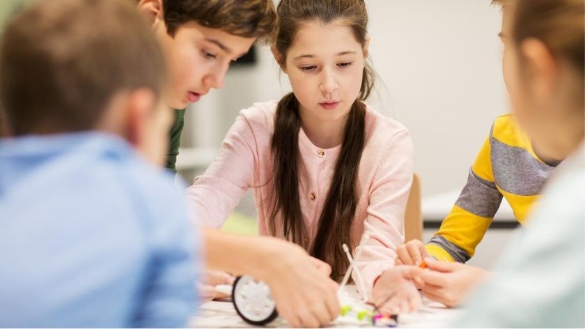 Necesitas algo? ¡Aquí estamos!
Tu vida más fácil, con soluciones a medida para ti y tu familia.
⸻
🇫🇷 Français
Besoin de quelque chose ? Nous sommes là !
Votre quotidien simplifié, avec des solutions adaptées à vous et à votre famille.